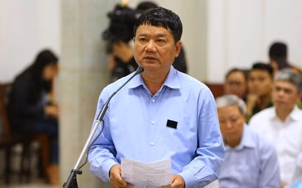 Hình ảnh ông Đinh La Thăng đeo kính đen cùng 18 bị cáo ra toà ở TP HCM - Hình 7 Hinh anh ong Dinh La Thang deo kinh den cung 18 bi cao ra toa o TP HCM-Hinh-7