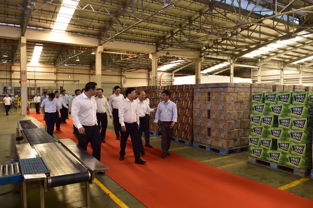 Phó Thủ tướng Trịnh Đình Dũng thăm nhà máy nước khoáng Vĩnh Hảo - Hình 3 Pho Thu tuong Trinh Dinh Dung tham nha may nuoc khoang Vinh Hao-Hinh-3