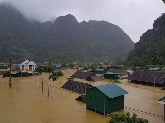 Hình ảnh tang thương của người dân miền Trung trong lũ dữ - Hình 8 Hinh anh tang thuong cua nguoi dan mien Trung trong lu du-Hinh-8