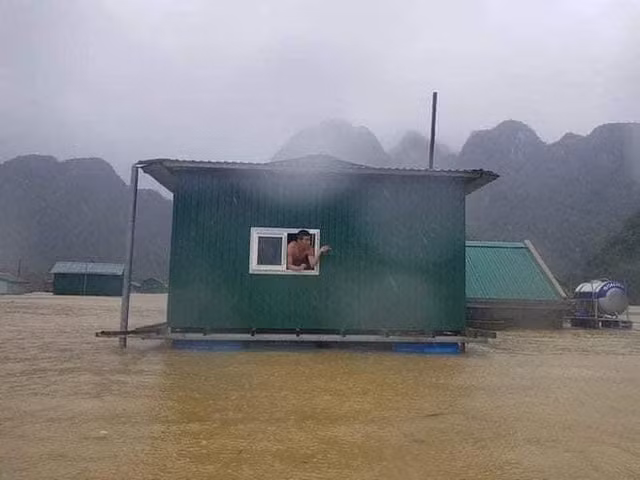 Hình ảnh tang thương của người dân miền Trung trong lũ dữ - Hình 11 Hinh anh tang thuong cua nguoi dan mien Trung trong lu du-Hinh-11