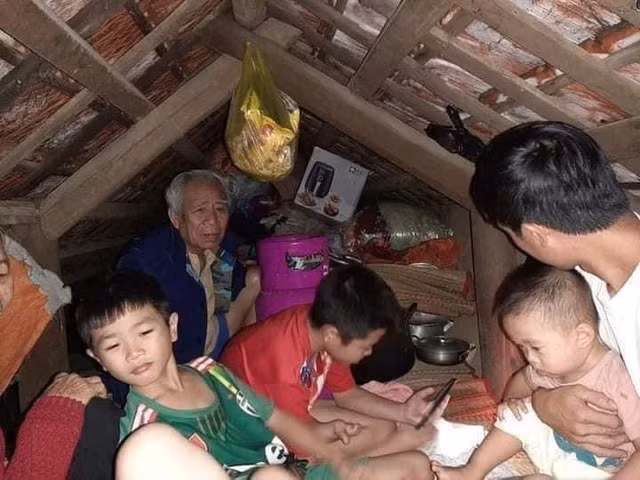 Hình ảnh tang thương của người dân miền Trung trong lũ dữ - Hình 6 Hinh anh tang thuong cua nguoi dan mien Trung trong lu du-Hinh-6