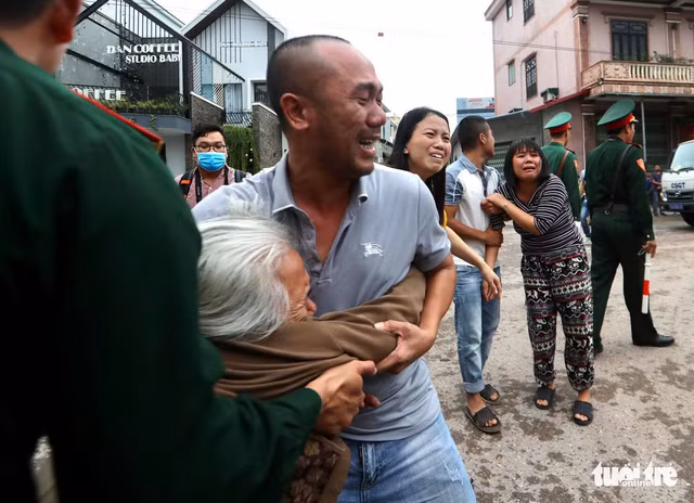 Nỗi đau thấu trời khi thi thể 22 chiến sĩ được đưa về Đông Hà Noi dau thau troi khi thi the 22 chien si duoc dua ve Dong Ha