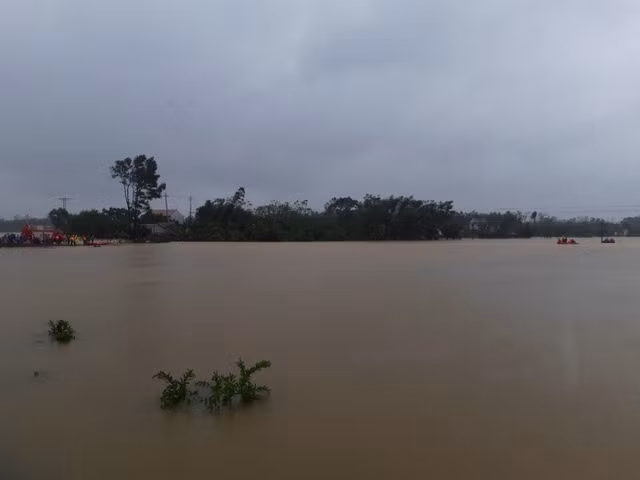 Đau xót cảnh người phụ nữ đi sinh bị lũ cuốn trôi ở Huế Dau xot canh nguoi phu nu di sinh bi lu cuon troi o Hue