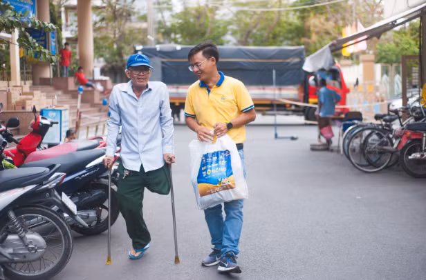 Đi sắm tết 0 đồng, vợ chồng U.70 bật khóc: Giờ mới được mang Tết về nhà Di sam tet 0 dong, vo chong U.70 bat khoc: Gio moi duoc mang Tet ve nha