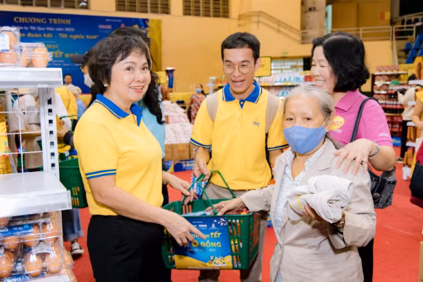 Đi sắm tết 0 đồng, vợ chồng U.70 bật khóc: Giờ mới được mang Tết về nhà - Hình 4 Di sam tet 0 dong, vo chong U.70 bat khoc: Gio moi duoc mang Tet ve nha-Hinh-4