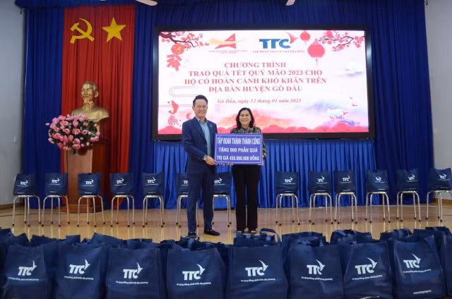 Hội Doanh nhân trẻ Việt Nam và Tập đoàn TTC tặng 900 phần quà cho bà con huyện Gò Dầu - Hình 5 Hoi Doanh nhan tre Viet Nam va Tap doan TTC tang 900 phan qua cho ba con huyen Go Dau-Hinh-5