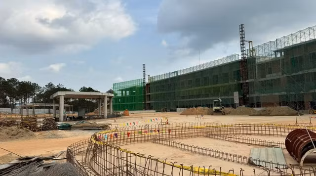 Công trình vi phạm xây dựng tại sân Đồi Cù vì sao chưa tháo dỡ? - Hình 2 Cong trinh vi pham xay dung tai san Doi Cu vi sao chua thao do?-Hinh-2