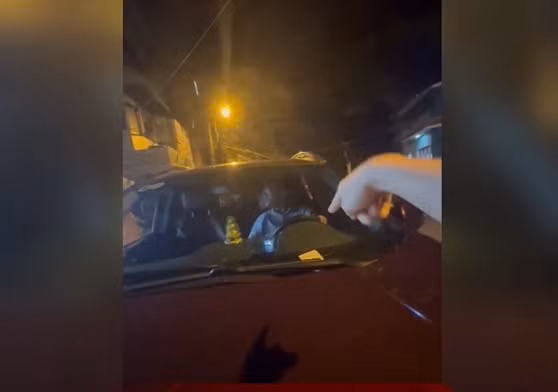 Chủ chiếc ô tô đẩy cô gái lên nắp capo ở quận Tân Bình là ai? - Hình 2 Chu chiec o to day co gai len nap capo o quan Tan Binh la ai?-Hinh-2