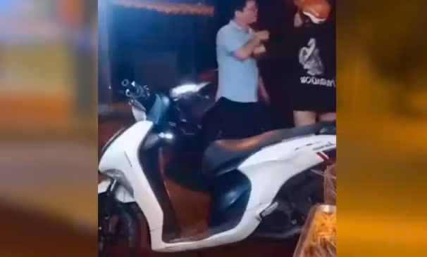 Chủ chiếc ô tô đẩy cô gái lên nắp capo ở quận Tân Bình là ai? - Hình 3 Chu chiec o to day co gai len nap capo o quan Tan Binh la ai?-Hinh-3