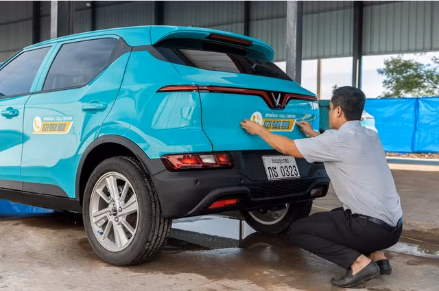 Ngam dan taxi dien Xanh SM sap lan banh tai Lao-Hinh-4