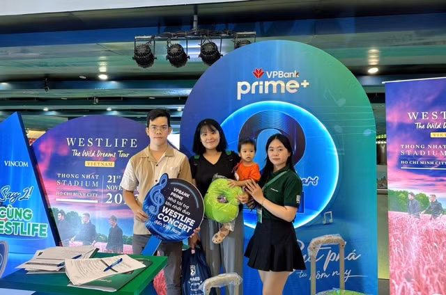 Fan Westlife háo hức săn vé miễn phí tại Vincom - Hình 3 Fan Westlife hao huc san ve mien phi tai Vincom-Hinh-3
