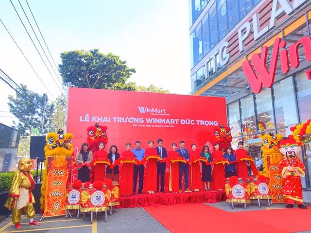 WinMart khai trương siêu thị thứ 130, “tung” khuyến mại lớn đón sóng tiêu dùng cuối năm - Hình 2 WinMart khai truong sieu thi thu 130, “tung” khuyen mai lon don song tieu dung cuoi nam-Hinh-2