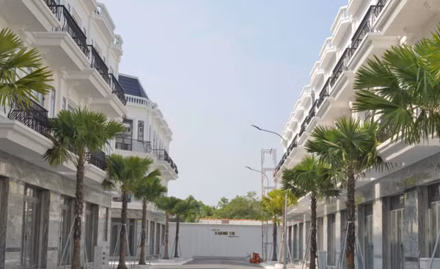 Ai là người chịu trách nhiệm trong vụ 42 căn nhà xây trái phép ở Vĩnh Long? - Hình 2 Ai la nguoi chiu trach nhiem trong vu 42 can nha xay trai phep o Vinh Long?-Hinh-2