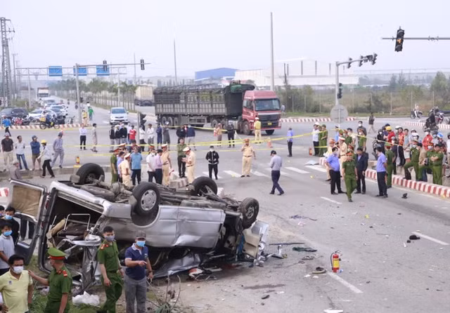 Hiện trường vụ tai nạn thảm khốc khiến 8 người tử vong ở Quảng Nam - Hình 2 Hien truong vu tai nan tham khoc khien 8 nguoi tu vong o Quang Nam-Hinh-2