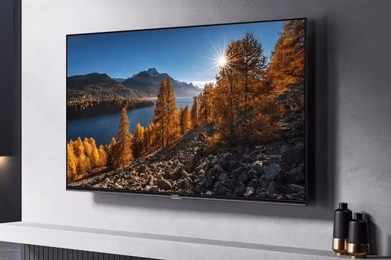 Cả hai dòng đều cài sẵn Google TV mới, tích hợp Netflix, YouTube, Play Store và điều khiển giọng nói tiếng Việt qua Google Assistant.
