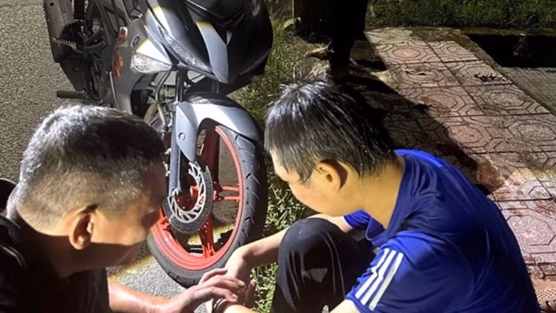 Lực lượng công an Huế cứu nạn nhân nhảy cầu trong đêm tối