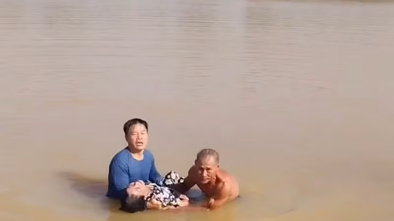 Đội trưởng CSGT ở Huế lao xuống sông Hương cứu người dân bị đuối nước