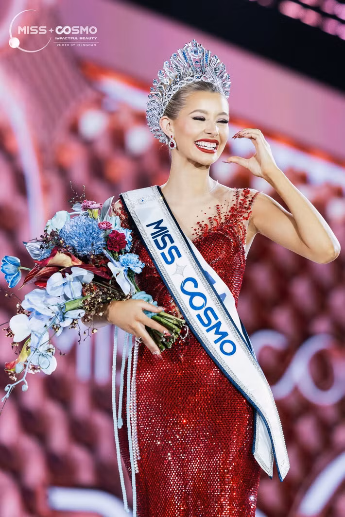 Yolina Lindquist - đại diện Mỹ vừa vượt qua 70 thí sinh khác để giành ngôi vị cao nhất của cuộc thi Miss Cosmo 2025. Tân hoa hậu cao 1m71, tốt nghiệp Đại học Southern Illinois. Ảnh: Miss Cosmo.
