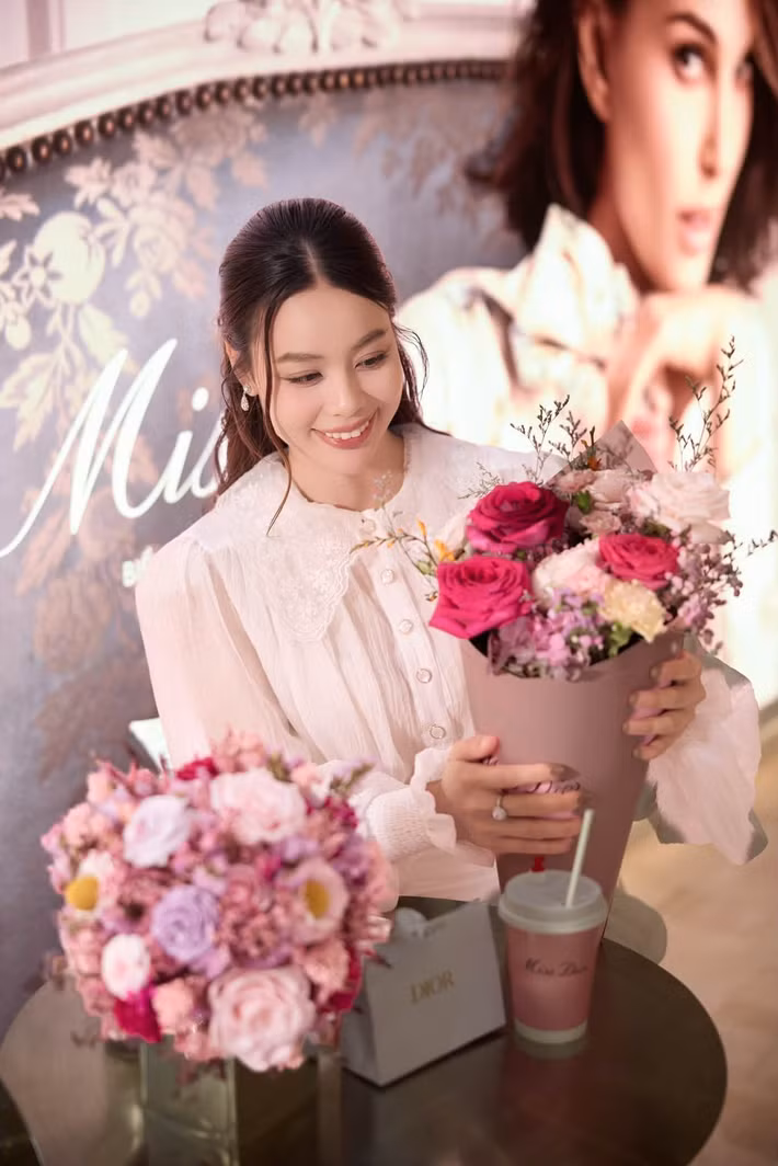 Á hậu Ánh Vương mong phụ nữ luôn được yêu thương, không chỉ trong ngày đặc biệt mà cả những ngày bình thường nhất. “Không cần lúc nào cũng mạnh mẽ hay chu toàn mọi thứ, đôi khi được sống bình yên và ở bên những người mình thương đã là hạnh phúc”, cô viết. Ảnh: FB Ánh Vương.