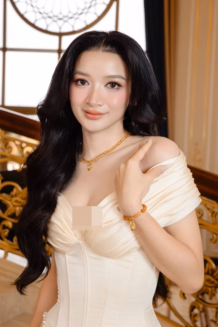Y Quyên ghi danh thi Hoa hậu Hoàn vũ Việt Nam 2019, vượt qua vòng sơ khảo nhưng sau đó rút lui vì ưu tiên việc học. Ảnh: FB Đinh Y Quyên.