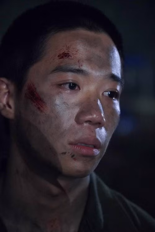 "Tôi vừa phải thể hiện niềm tự hào, sự biết ơn, vừa mang theo nỗi áy náy khi mình còn sống để nghe nhạc, còn đồng đội thì mãi mãi nằm lại chiến trường”, Gia Huy bày tỏ. Ảnh: Người Đưa Tin.