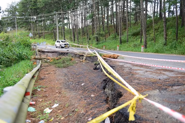 Đèo D’ran dài khoảng 10km, có nhiều khúc cua hẹp và độ dốc lớn. Đây là tuyến giao thông huyết mạch nối Đà Lạt với đèo Sông Pha (quốc lộ 27), dẫn xuống vùng đồng bằng Phan Rang – Khánh Hòa. Vào mùa mưa, tuyến đèo này thường xuyên xảy ra sạt trượt, gây chia cắt giao thông.