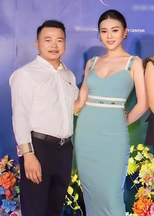 Mới đây, Nguyễn Hòa Bình (thường gọi là Shark Bình) bị khởi tố, tạm giam với cáo buộc lừa đảo chiếm đoạt tài sản liên quan dự án tiền số AntEx. Trước khi vướng vào vòng lao lý, nam doanh nhân sống cùng diễn viên Phương Oanh. Ảnh: Người Lao Động.