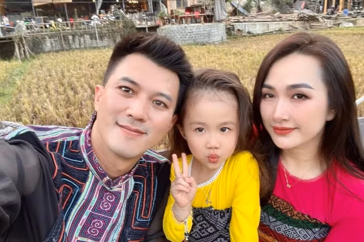 Trên truyền thông, Hà Việt Dũng không ít lần chia sẻ về vợ. Trong cuộc phỏng vấn với Vietnamnet, anh khen Hà Nhung là người thấu đáo, chỉn chu trong mọi việc.