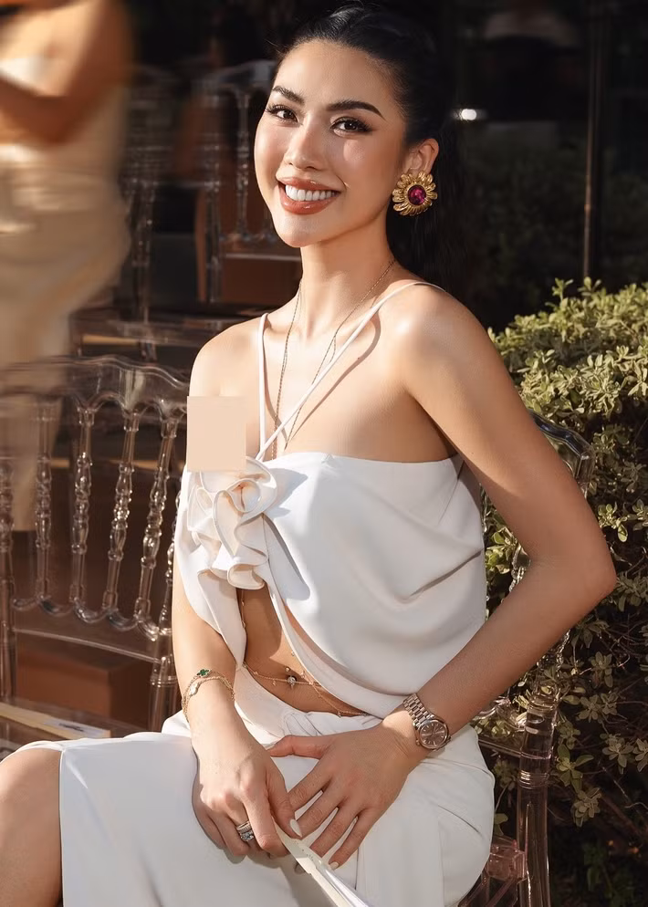 Vài năm trở lại đây, “hoa hậu có vòng eo nhỏ nhất Vbiz” hiếm khi tham gia các sự kiện giải trí. Trên trang cá nhân, nữ người mẫu thường xuyên chia sẻ hình ảnh du lịch nhiều nơi như Úc, Mỹ, Thái Lan. Ảnh: FB Tường Linh.