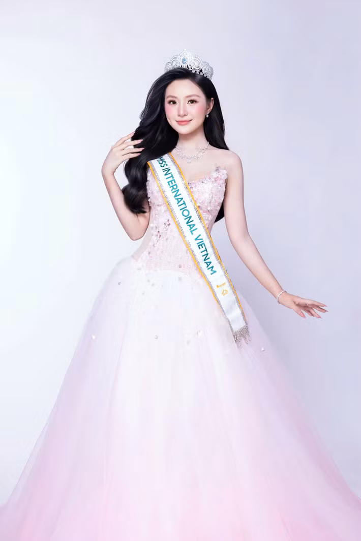 Cô diện đầm dạ hội hồng phấn của nhà thiết kế Lê Thắng, trang điểm nhẹ, tôn vẻ đẹp ngọt ngào, nữ tính.