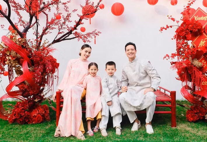 Mỗi dịp Tết đến, Hồ Ngọc Hà – Kim Lý biến không gian sống thành một tổ ấm ngập tràn sắc xuân. Cặp đôi ưu tiên phong cách truyền thống, với hoa mai, hoa đào và những chi tiết trang trí mang ý nghĩa may mắn, sum vầy. Ảnh: FB Hồ Ngọc Hà.