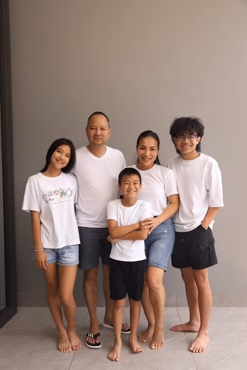 Hồng Ngọc và Thomas Tâm Nguyễn kết hôn được 19 năm. “Em vẫn nhớ ngày đầu tiên mình gặp nhau không phải là câu chuyện cổ tích, không có lời cầu hôn ngọt ngào hay khoảnh khắc phim ảnh lãng mạn, nhưng lại là khởi đầu của một tình yêu chân thật và bền vững”, nữ ca sĩ viết vào dịp kỷ niệm 19 năm ngày cưới. Ảnh: FB Hồng Ngọc.