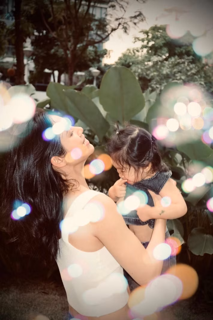 Á hậu Hoàng My cũng lựa chọn trở về Việt Nam sớm để tận hưởng trọn vẹn không khí chuẩn bị Tết bên người thân. Ảnh: FB Hoàng My.