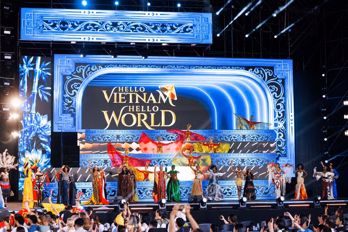 Dances of the World là một trong những hoạt động của Miss World lần thứ 73 tại Việt Nam. Sân khấu ngoài trời có chiều dài hơn 110 m, được bố trí nhiều lớp để phục vụ phần đồng diễn của 111 thí sinh.