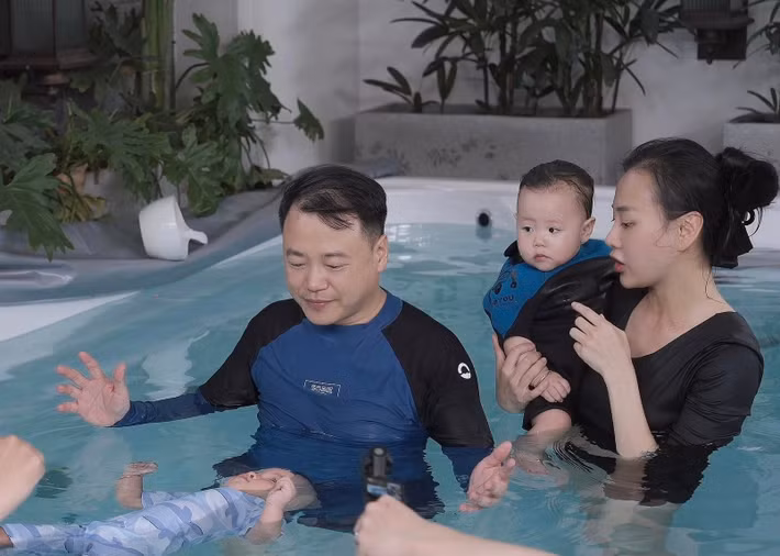 Phương Oanh được chồng hỗ trợ chăm sóc hai con khi cô đi quay phim Gió ngang khoảng trời xanh.