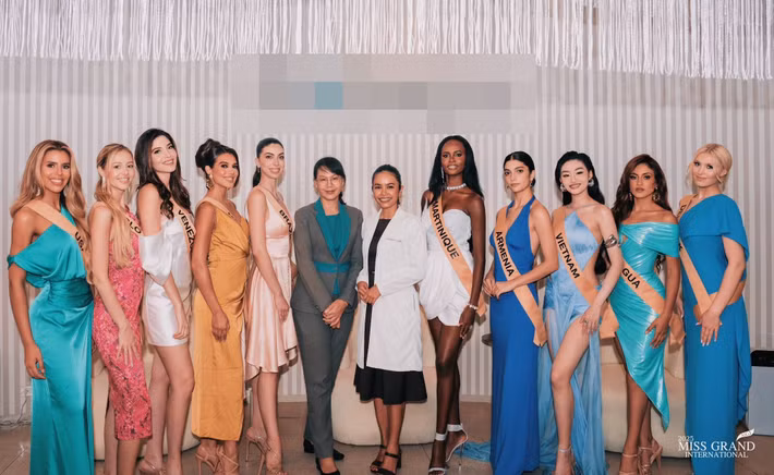 Đại diện Việt Nam giữ vẻ tươi tắn, cố gắng giao lưu. Ảnh: Miss Grand International.