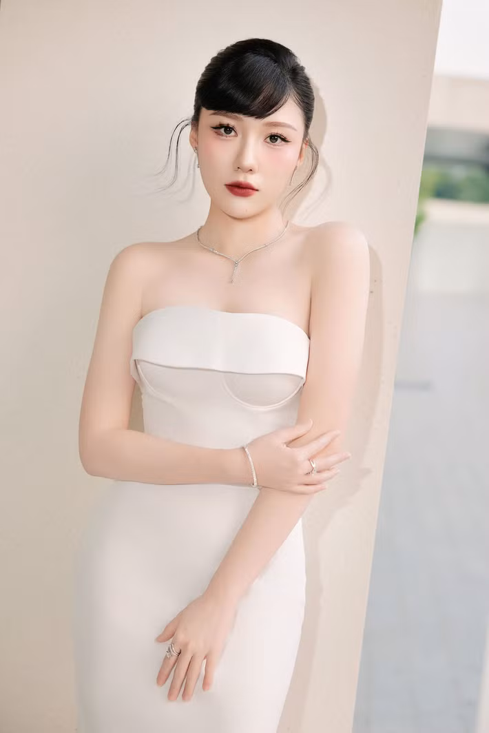 Em gái Trấn Thành thăng hạng nhan sắc lẫn phong cách thời trang. Ảnh: FB Uyển Ân.