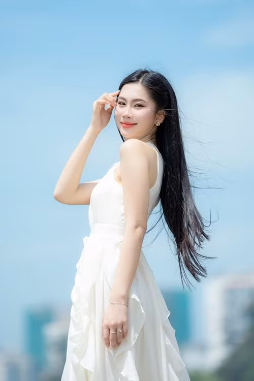 Nguyễn Thị Thu Hằng cao 1m76, có số đo ba vòng 78- 61- 93cm. Cô đạt danh hiệu Á khôi 1 cuộc thi Sinh viên thanh lịch toàn quốc 2024 trước khi vào chung kết Hoa hậu Việt Nam 2024. Ảnh: FB Thu Hằng.