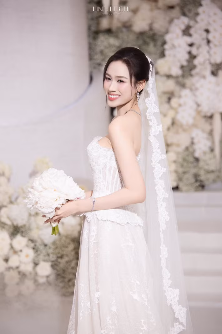Đỗ Thị Hà gửi lời cảm ơn đến các ca sĩ: Dương Edward, Ái Phương, Triệu Đình Minh đã mang đến không gian âm nhạc đầy cảm xúc cho đám cưới của vợ chồng cô.