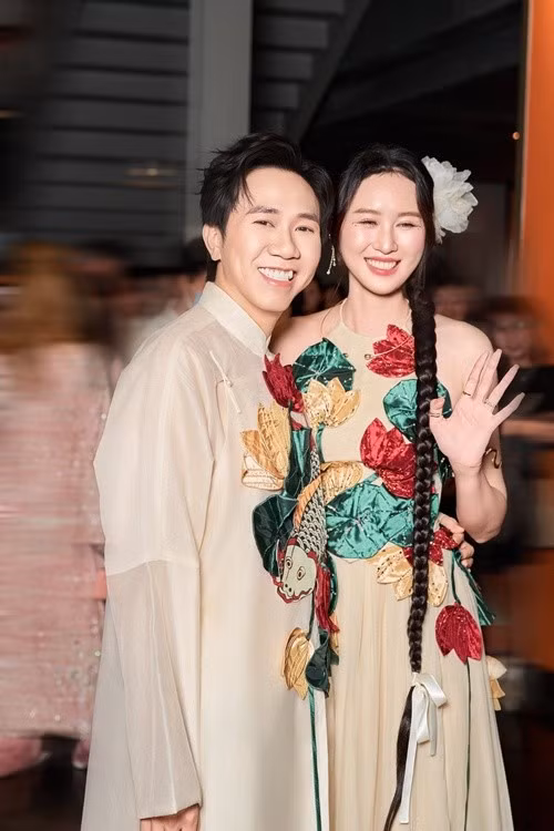 Anh Đức bí mật hẹn hò Anh Phạm rồi tổ chức đám cưới vào năm 2024. Sau hôn lễ, đôi uyên ương dính như hình với bóng. Ảnh: FB Anh Đức.
