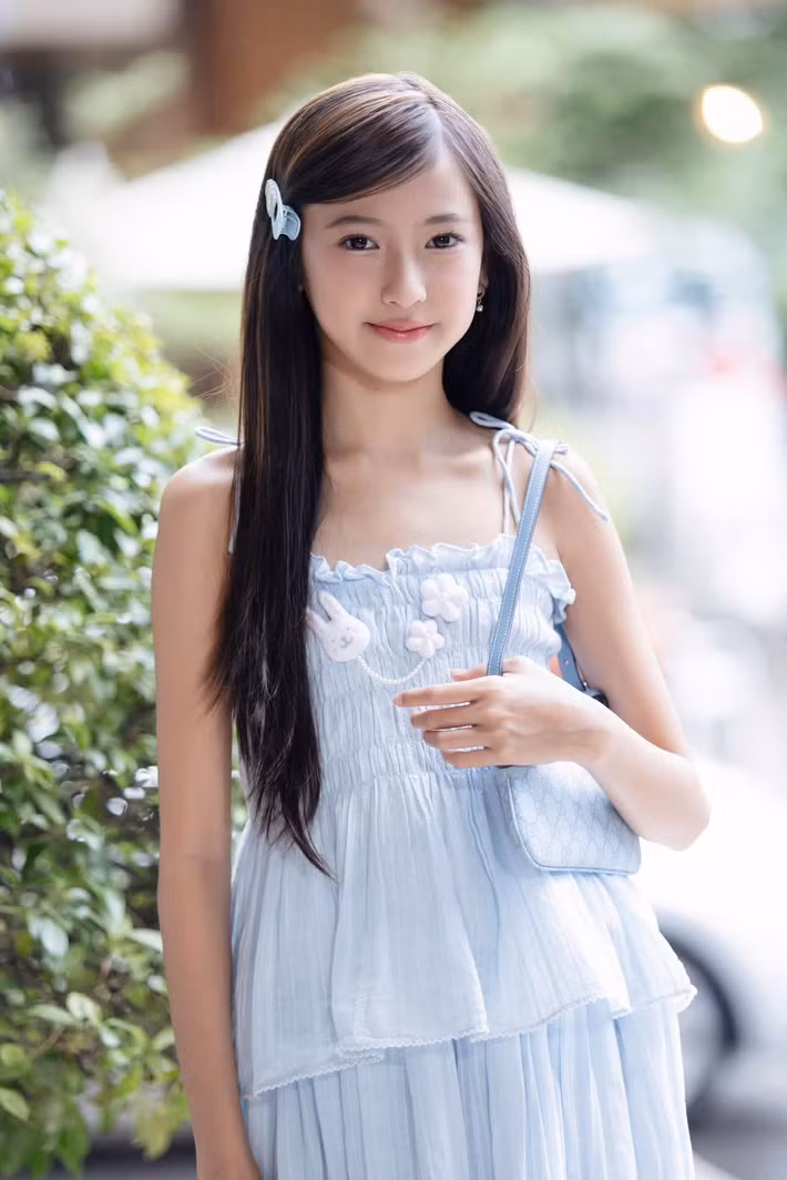 Nhân dịp sinh nhật con gái Huỳnh Viann, Hà Kiều Anh gửi lời chúc: “Mừng sinh nhật tuổi 11 của cô công chúa nhỏ, mẹ chỉ mong con luôn mạnh khỏe, vui vẻ, học hành chăm ngoan và ngày càng tự tin, bản lĩnh nhưng vẫn giữ được trái tim ấm áp, nhân hậu của mình”.