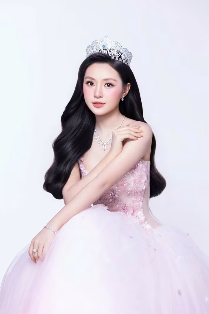 Ở góc chụp cận, Khánh Như gây chú ý với mái tóc dài và lối trang điểm trong trẻo. Hình ảnh lần này tiếp tục làm nổi bật vẻ nữ tính mà người đẹp theo đuổi.