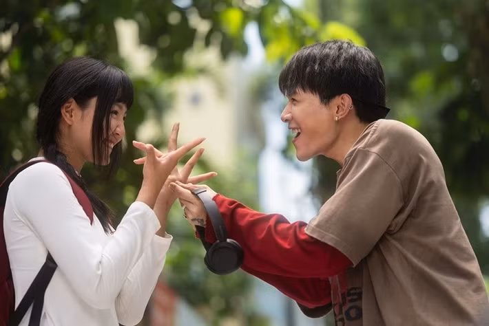 Nhân vật do Anh Tú Atus đảm nhận không chỉ là tuyến tình cảm song hành cùng An (Đoàn Minh Anh) mà còn trở thành “điểm va chạm” quan trọng trong cấu trúc gia đình ông Thạch (Trường Giang). Ảnh: Tiền Phong.