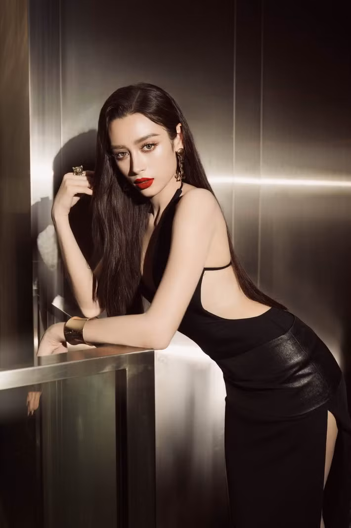 Trước thềm Miss Grand International 2026, Emoura Phạm ngày càng chăm chút hình ảnh. Cô theo đuổi phong cách trưởng thành, quyến rũ, nổi bật với vóc dáng thon thả và vòng eo nhỏ.