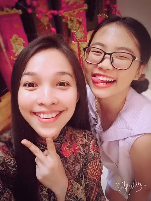 Sau cuộc thi, Hiền Thục và Phương Mỹ Chi vẫn duy trì mối quan hệ thân thiết. Năm 2019, cả hai lần đầu kết hợp trong ca khúc “Về quê ăn Tết”, đánh dấu màn tái ngộ của cô trò trên đường đua âm nhạc. Ảnh: Đời Sống Pháp Luật.