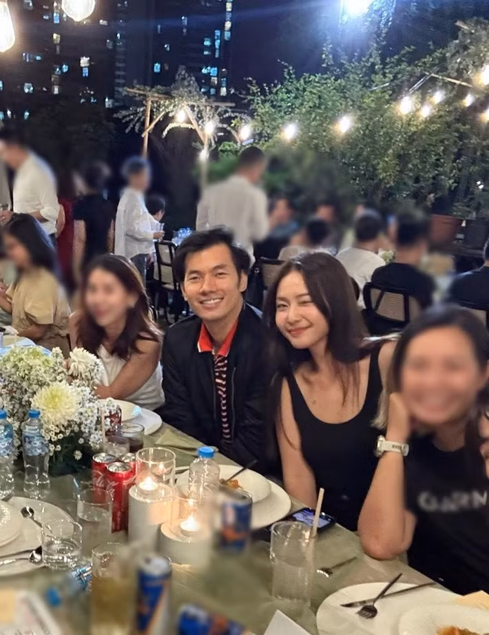Không chỉ gặp nhau tại các sự kiện, Khả Ngân và Nhan Phúc Vinh còn góp mặt trong các buổi tụ họp cùng bạn bè. Cả hai ngồi cạnh nhau, thoải mái chụp ảnh trong không gian đời thường. Ảnh: FB Khả Ngân.