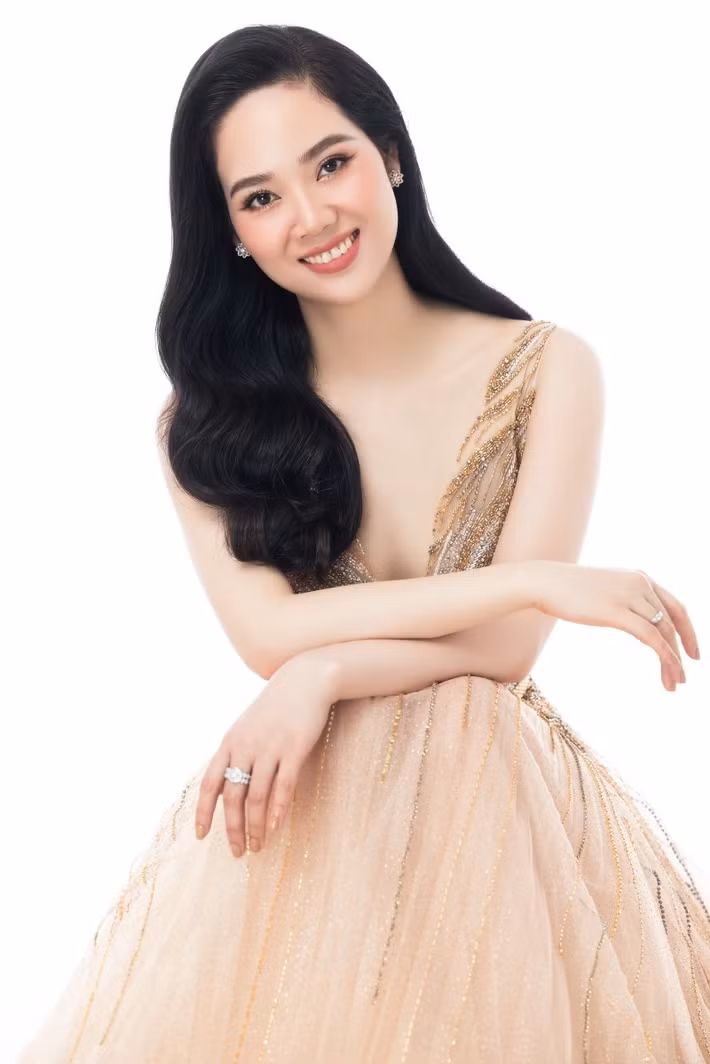Bên cạnh những trang phục nhẹ nhàng, Mai Phương cũng lựa chọn các thiết kế dạ hội tôn vóc dáng. Cô hướng đến sự sang trọng, chú trọng phom dáng và hạn chế những chi tiết quá cầu kỳ. Ảnh: Đẹp.