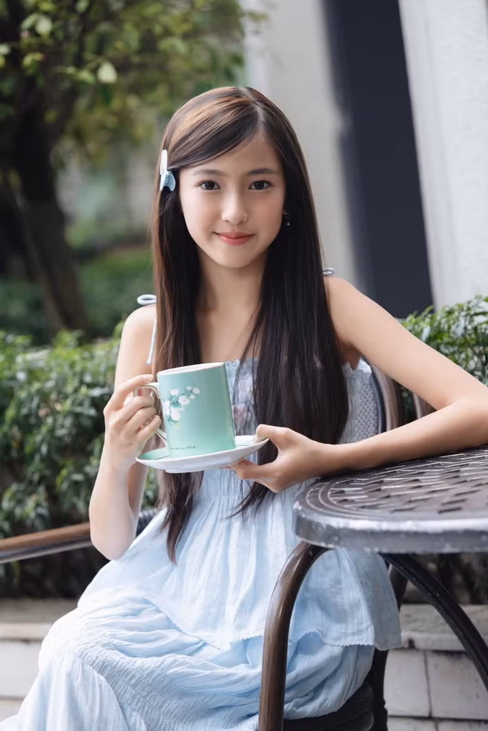 Nhớ lại những năm trước, Hà Kiều Anh viết: “Mới ngày nào con còn bé xíu, mỗi dịp sinh nhật mẹ lại tất bật chọn chủ đề này, trang trí kiểu kia cho con”. Hà Kiều Anh cho biết hiện tại con gái đã có thể tự chọn màu tóc, trang phục, lên ý tưởng và quyết định mọi thứ cho ngày sinh nhật.
