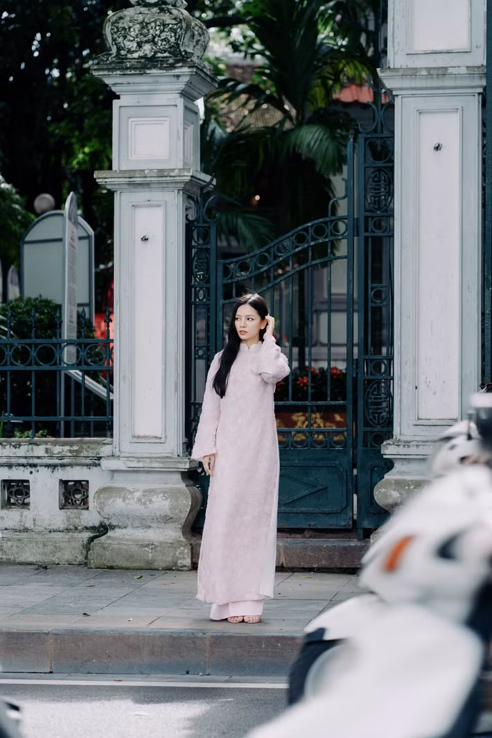 Hạ Anh cho biết, cô tin rằng, chỉ cần mình luôn nghiêm túc với công việc, không ngừng học hỏi và giữ vững đam mê, thì dù chậm một chút, thành quả rồi cũng sẽ đến.