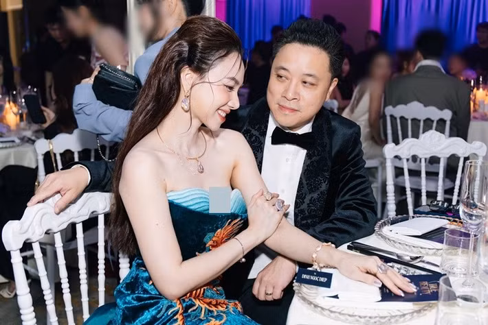 Victor Vũ được biết đến là đạo diễn của nhiều bộ phim điện ảnh thành công, trong khi Đinh Ngọc Diệp đồng hành cùng chồng trong nhiều dự án nghệ thuật.